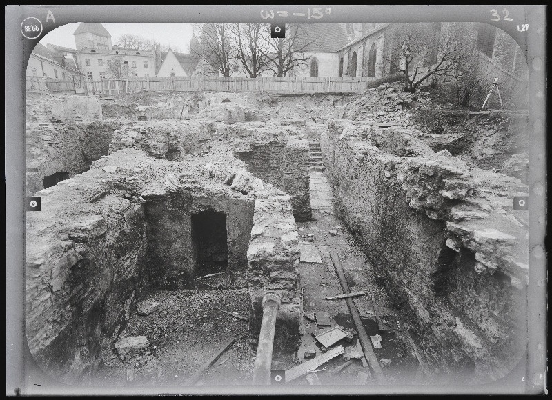 Tallinn. Kvartal nr 37. Ehitusarheoloogia. Harju tänava stereofotogramm-meetriline mõõdistamine.