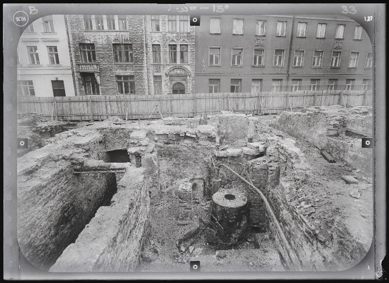 Tallinn. Kvartal nr 37. Ehitusarheoloogia. Harju tänava stereofotogramm-meetriline mõõdistamine.