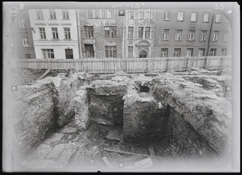 Tallinn. Kvartal nr 37. Ehitusarheoloogia. Harju tänava stereofotogramm-meetriline mõõdistamine.