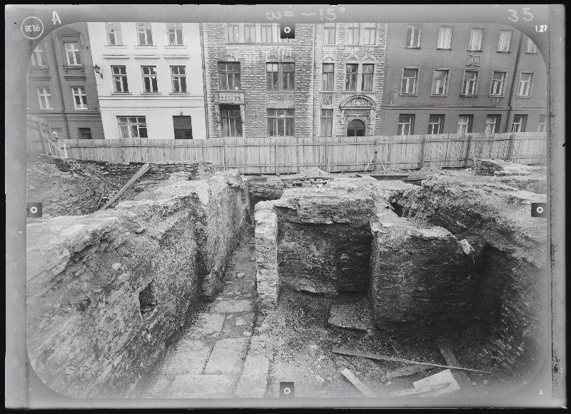Tallinn. Kvartal nr 37. Ehitusarheoloogia. Harju tänava stereofotogramm-meetriline mõõdistamine.