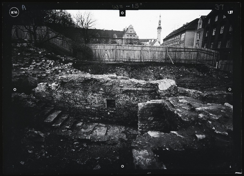 Tallinn. Kvartal nr 37. Ehitusarheoloogia. Harju tänava stereofotogramm-meetriline mõõdistamine.