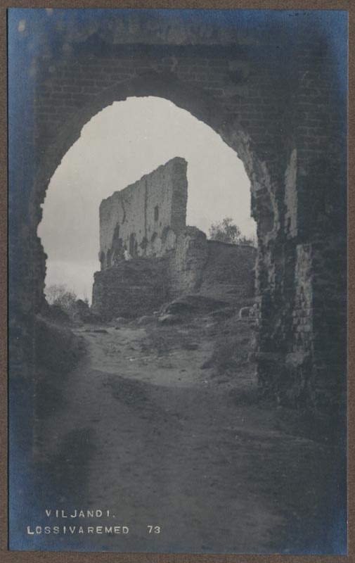 foto albumis, Viljandi, lossimäed, Kaevumägi, värav, u 1910, foto J. Riet