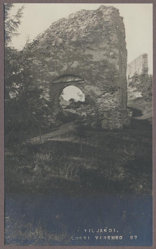 foto albumis, Viljandi, lossimäed, värav, Suurmüür, u 1910, foto J. Riet