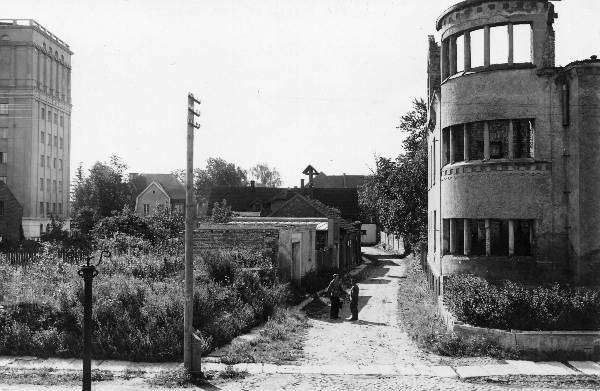 Sõjapurustused: Õpetaja t (vaade Tiigi t poolt). Vasakul veetorn. Tartu, 7.08.1946. Foto: E. Selleke.