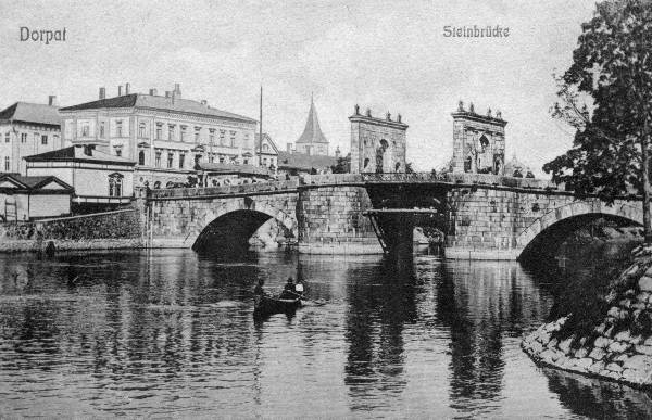 Emajõgi, Kivisild, Eemal kesklinna majad, Jaani kiriku torn. Paat jõel. Tartu, 1920-1930.
