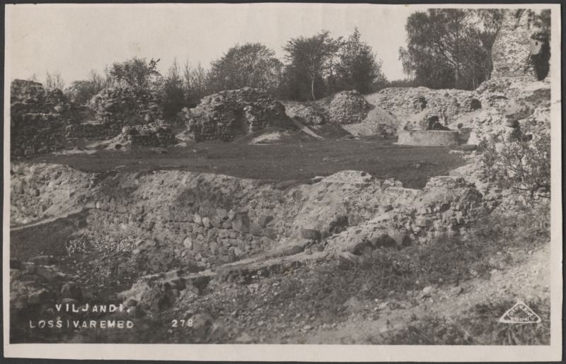 fotopostkaart, Viljandi, Kaevumägi, kaev, madalad müürid, u 1920, foto J. Riet