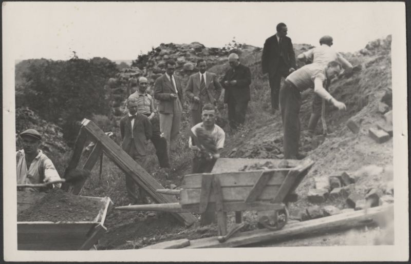 fotopostkaart, Viljandi, Kaevumägi, arheoloogilised väljakaevamised, kärud, väljakaevajad, pealtvaatajad, sh T. Parri, juuli 1939, foto T. Parri