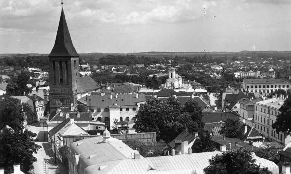Jaani kirik ja vanalinn. Esiplaanil Lutsu t.  (vaade Toomemäelt). Tartu, ca 1932.