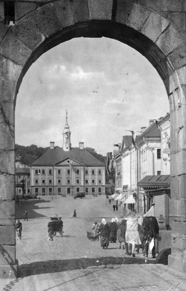 Tartu Raekoja plats, ees Kivisilla kaar. 1920.-1935.
Autod, inimesed platsil.