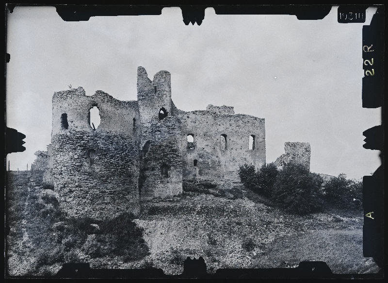 Rakvere, Rakvere linnusevaremed. Rakvere linnuse varemed vallikraaviga. Rakvere linnuse stereofotogramm-meetriline mõõdistamine.