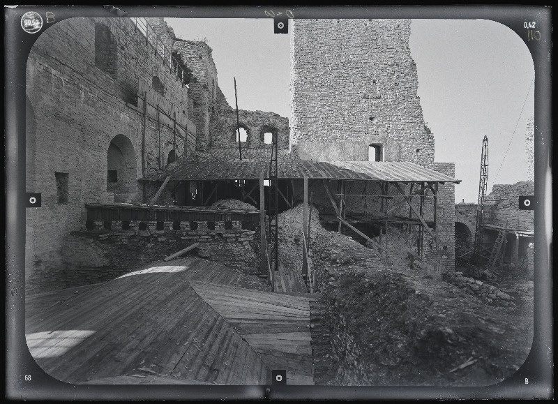 Rakvere, Rakvere linnusevaremed. Rakvere linnuse varemed vallikraaviga. Rakvere linnuse stereofotogramm-meetriline mõõdistamine.