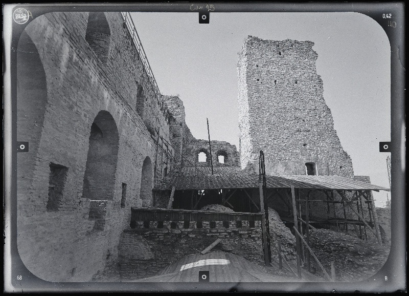 Rakvere, Rakvere linnusevaremed. Rakvere linnuse varemed vallikraaviga. Rakvere linnuse stereofotogramm-meetriline mõõdistamine.