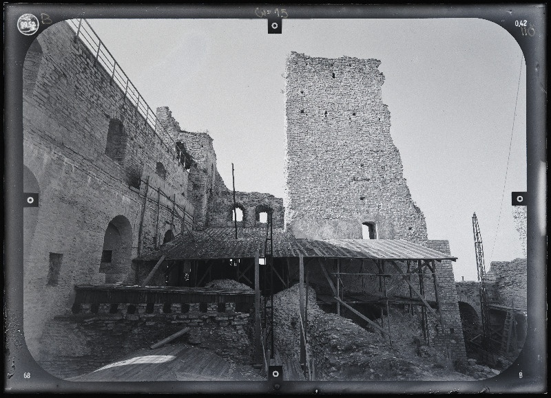 Rakvere, Rakvere linnusevaremed. Rakvere linnuse varemed vallikraaviga. Rakvere linnuse stereofotogramm-meetriline mõõdistamine.