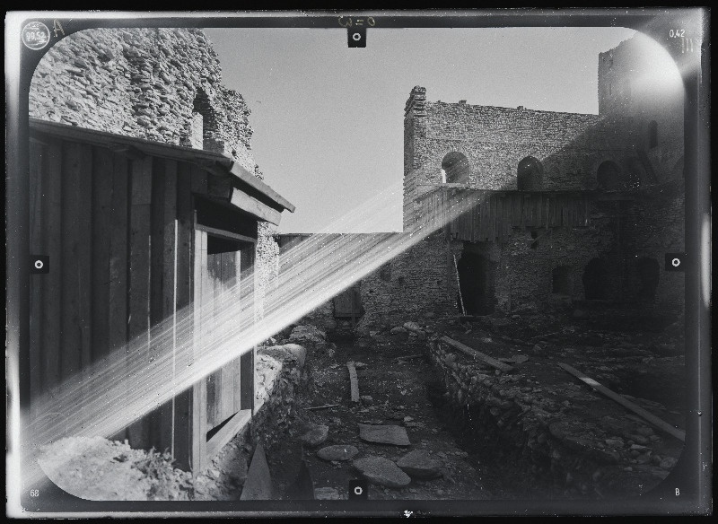 Rakvere, Rakvere linnusevaremed. Rakvere linnuse varemed vallikraaviga. Rakvere linnuse stereofotogramm-meetriline mõõdistamine.