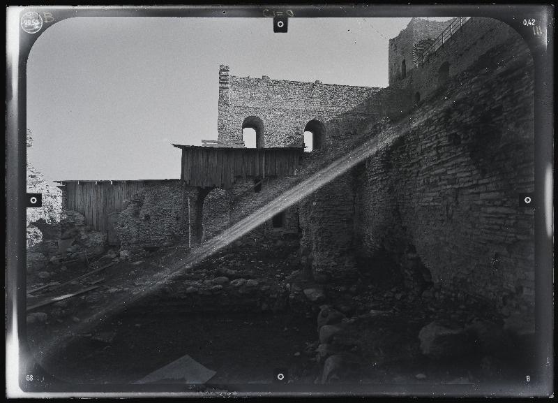 Rakvere, Rakvere linnusevaremed. Rakvere linnuse varemed vallikraaviga. Rakvere linnuse stereofotogramm-meetriline mõõdistamine.