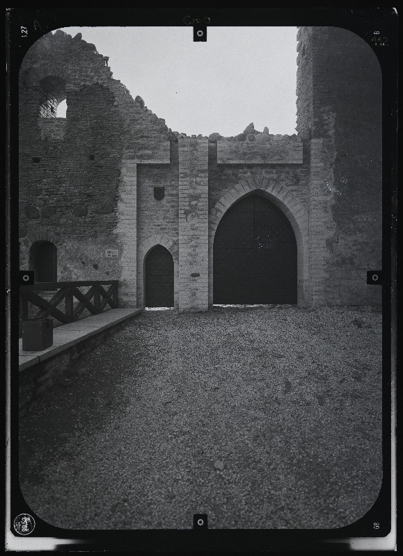 Rakvere, Rakvere linnusevaremed. Rakvere linnuse varemed vallikraaviga. Rakvere linnuse stereofotogramm-meetriline mõõdistamine.