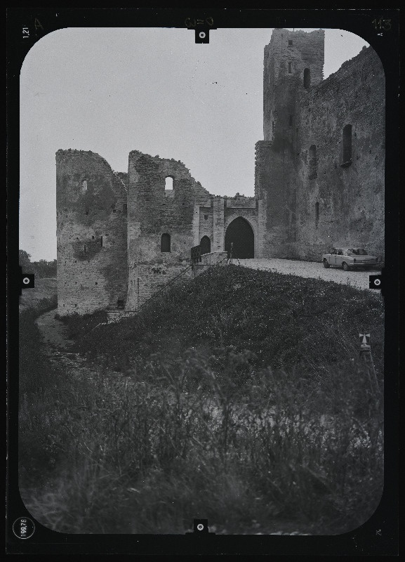 Rakvere, Rakvere linnusevaremed. Rakvere linnuse varemed vallikraaviga. Rakvere linnuse stereofotogramm-meetriline mõõdistamine.