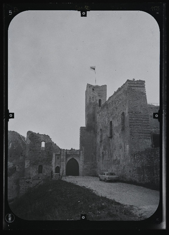 Rakvere, Rakvere linnusevaremed. Rakvere linnuse varemed vallikraaviga. Rakvere linnuse stereofotogramm-meetriline mõõdistamine.