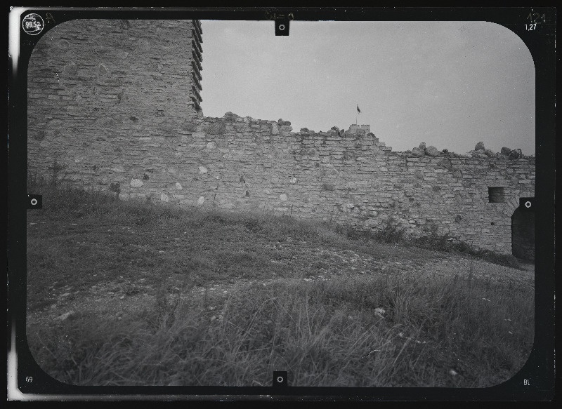 Rakvere, Rakvere linnusevaremed. Rakvere linnuse varemed vallikraaviga. Rakvere linnuse stereofotogramm-meetriline mõõdistamine.