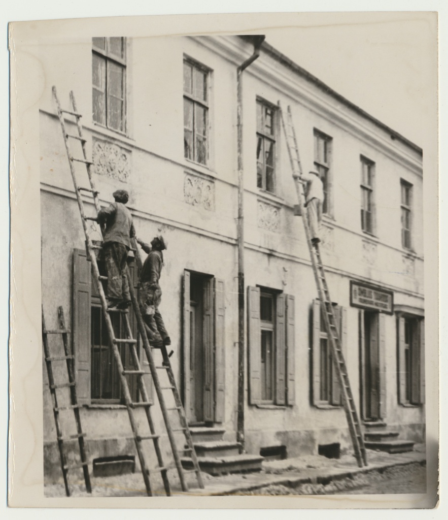 foto Viljandi, Lossi tn 19 hoone valgendamine (maksuamet) 1950