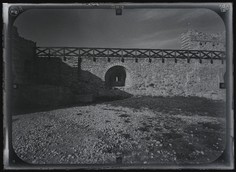 Rakvere, Rakvere linnusevaremed. Rakvere linnuse varemed vallikraaviga. Rakvere linnuse stereofotogramm-meetriline mõõdistamine.