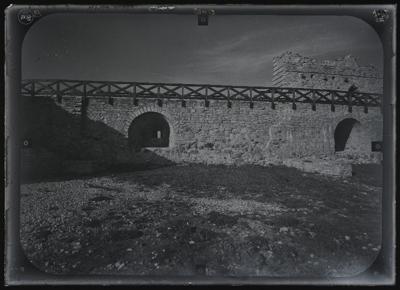 Rakvere, Rakvere linnusevaremed. Rakvere linnuse varemed vallikraaviga. Rakvere linnuse stereofotogramm-meetriline mõõdistamine.