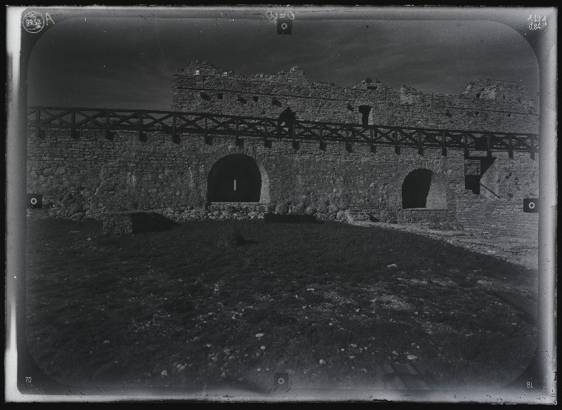 Rakvere, Rakvere linnusevaremed. Rakvere linnuse varemed vallikraaviga. Rakvere linnuse stereofotogramm-meetriline mõõdistamine.