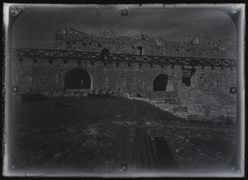 Rakvere, Rakvere linnusevaremed. Rakvere linnuse varemed vallikraaviga. Rakvere linnuse stereofotogramm-meetriline mõõdistamine.