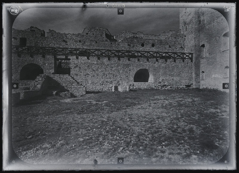 Rakvere, Rakvere linnusevaremed. Rakvere linnuse varemed vallikraaviga. Rakvere linnuse stereofotogramm-meetriline mõõdistamine.