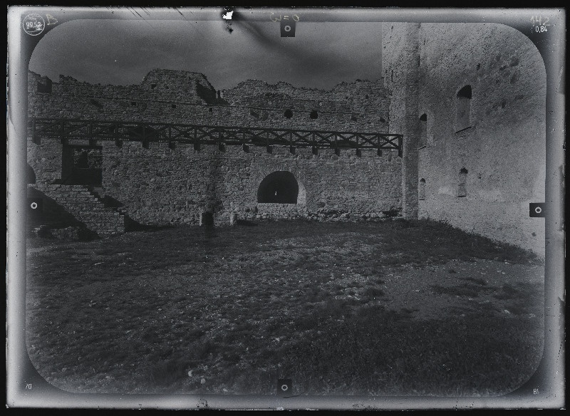 Rakvere, Rakvere linnusevaremed. Rakvere linnuse varemed vallikraaviga. Rakvere linnuse stereofotogramm-meetriline mõõdistamine.