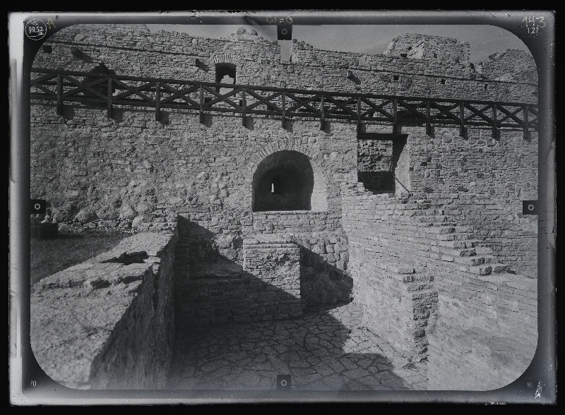Rakvere, Rakvere linnusevaremed. Rakvere linnuse varemed vallikraaviga. Rakvere linnuse stereofotogramm-meetriline mõõdistamine.