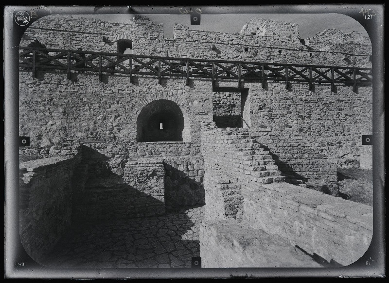 Rakvere, Rakvere linnusevaremed. Rakvere linnuse varemed vallikraaviga. Rakvere linnuse stereofotogramm-meetriline mõõdistamine.