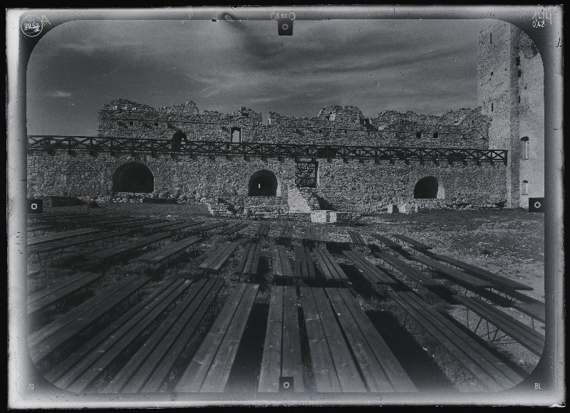 Rakvere, Rakvere linnusevaremed. Rakvere linnuse varemed vallikraaviga. Rakvere linnuse stereofotogramm-meetriline mõõdistamine.