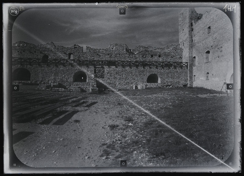 Rakvere, Rakvere linnusevaremed. Rakvere linnuse varemed vallikraaviga. Rakvere linnuse stereofotogramm-meetriline mõõdistamine.