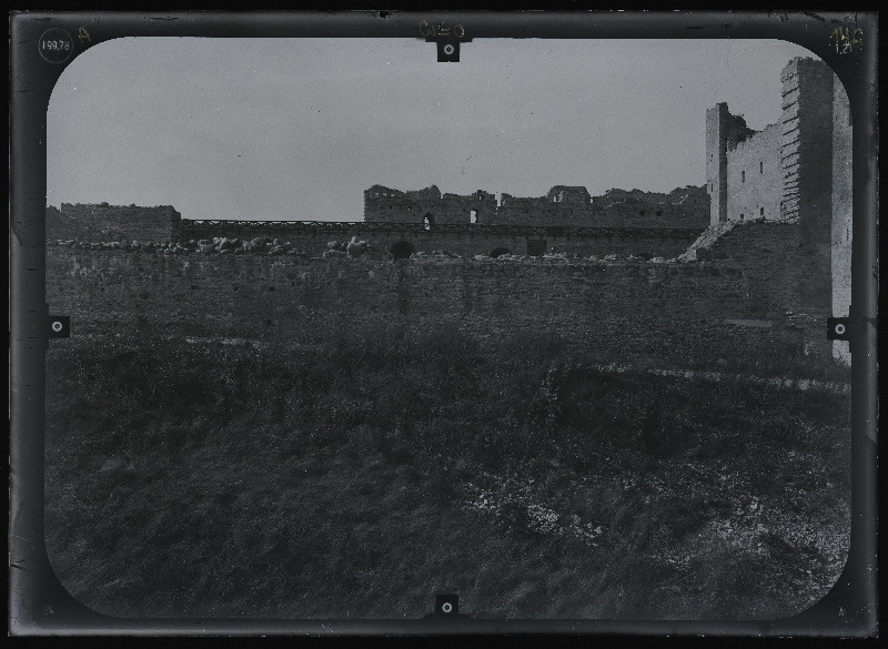 Rakvere, Rakvere linnusevaremed. Rakvere linnuse varemed vallikraaviga. Rakvere linnuse stereofotogramm-meetriline mõõdistamine.