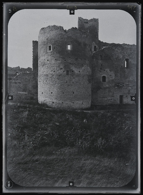 Rakvere, Rakvere linnusevaremed. Rakvere linnuse varemed vallikraaviga. Rakvere linnuse stereofotogramm-meetriline mõõdistamine.