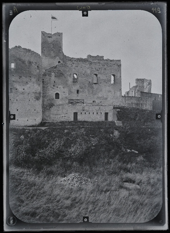 Rakvere, Rakvere linnusevaremed. Rakvere linnuse varemed vallikraaviga. Rakvere linnuse stereofotogramm-meetriline mõõdistamine.