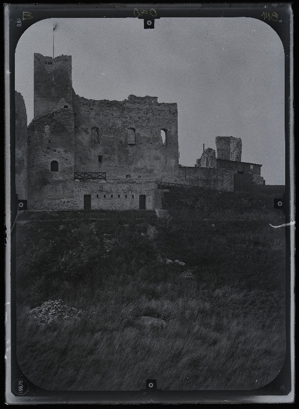 Rakvere, Rakvere linnusevaremed. Rakvere linnuse varemed vallikraaviga. Rakvere linnuse stereofotogramm-meetriline mõõdistamine.