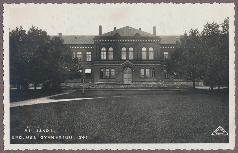 foto albumis, Viljandi, Maagümnaasium, Uueveski tn, u 1920, foto J. Riet