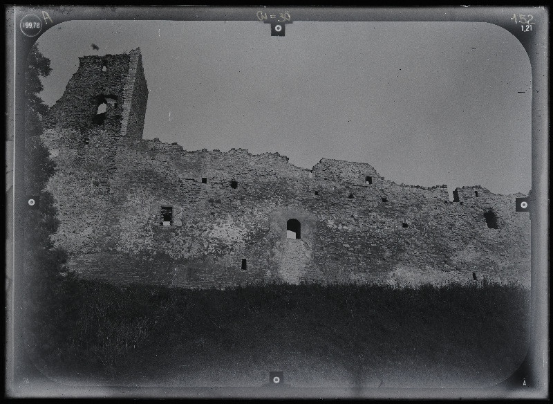 Rakvere, Rakvere linnusevaremed. Rakvere linnuse varemed vallikraaviga. Rakvere linnuse stereofotogramm-meetriline mõõdistamine.