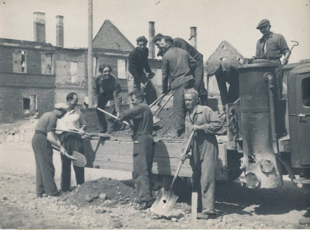 foto, Viljandi, koristustööd, Lossi-Tartu tn nurk, 1947, foto H. Riet