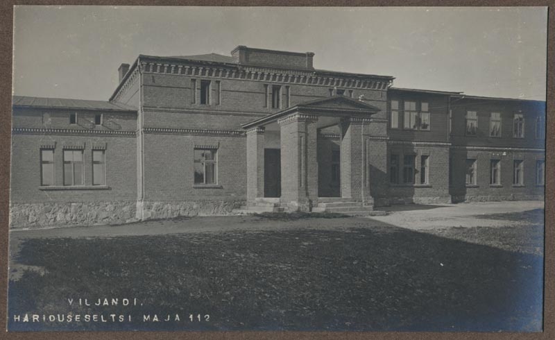 foto albumis, Viljandi, põlluseltsi maja, Jakobsoni tn, u 1910, foto J. Riet