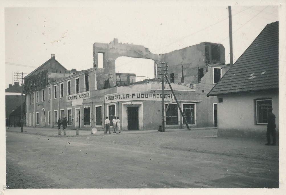 foto Viljandi, Tallinna tn 5 maja poolpõlenuna u 1944