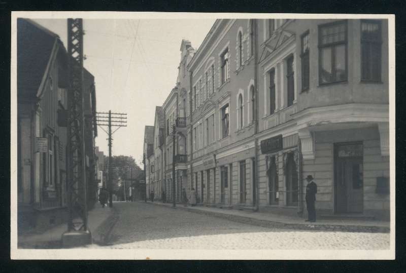 fotopostkaart, Viljandi, Lossi tn, ees paremal E. Pohli maja, kõrval Sanderi maja, u 1930, foto Parikas