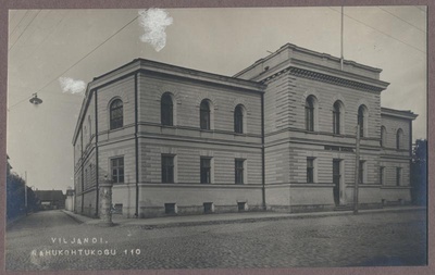 foto albumis, Viljandi, kohtumaja, Posti tn, u 1915, foto J. Riet  duplicate photo