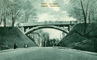 Kuradisild Toomemäel; jalutajad. Tartu, ca 1923.  duplicate photo