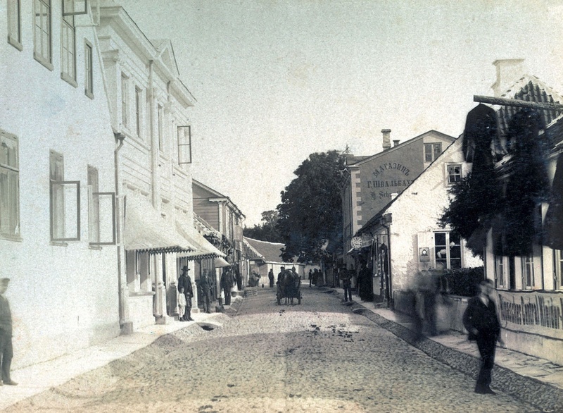 Kuressaare. Vaade Kauba tänavale, suunaga Turuplatsi poole. rephoto