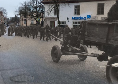 Nõukogude armee sõdurid ja sõjatehnika Kuressaare kesklinnast läbi minemas rephoto