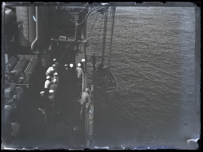 Allalastud päästepaat Eesti sõjalaeva poordis