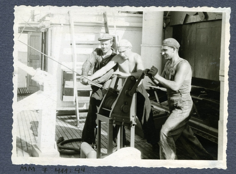 Mootorlaeva "Jarensk" meeskond päästepaadi üles tõstmas